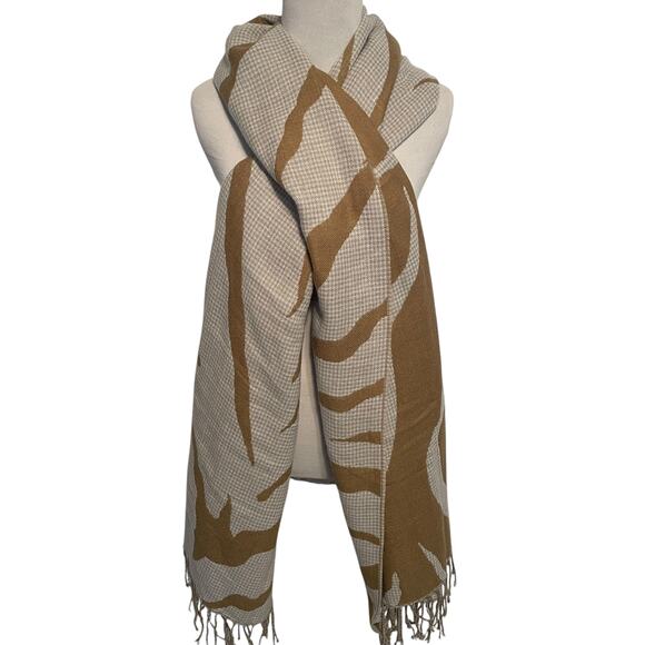 Cabi 4268 Tigress Blanket Scarf Womens One Size Winter White & Camel Soft Fringe - Picture 5 of 9